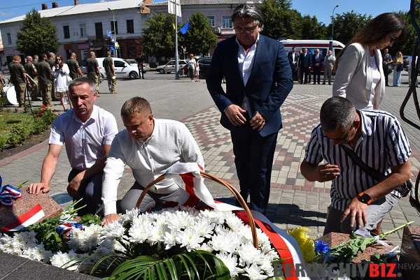 Покладання квітів