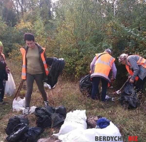 Працівники КП «Бердичівкомунсервіс» провели ліквідацію стихійного сміттєзвалища