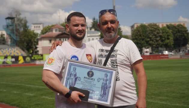 Комплекс «Мерфі»: десантник із Житомира встановив рекорд України у вправах на витривалість