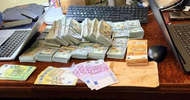 Елітні авто, зброя і 22 млн грн: що знайшли у топпосадовців Нацполіції під час обшуків