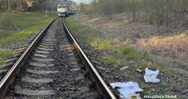 На Житомирщині під колеса потяга потрапила 21-річна дівчина