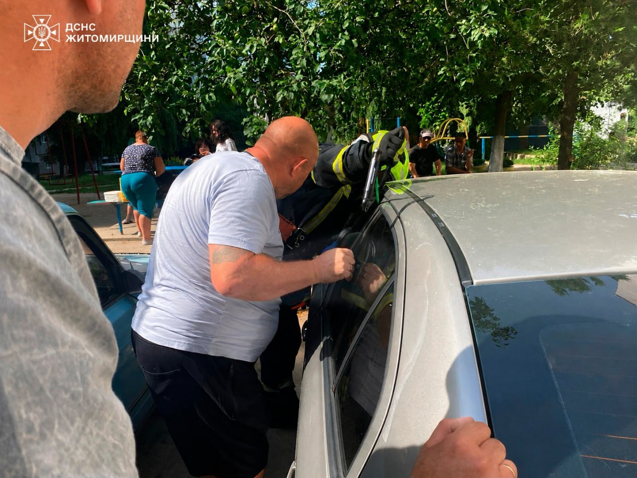 Рятувальники в Бердичеві відчинили авто: дитина зачинилася всередині.