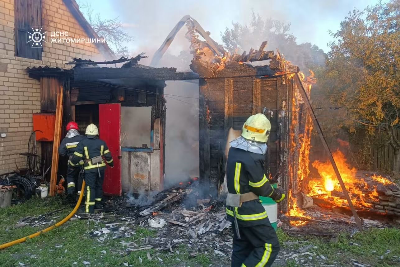 Ось декілька варіантів, які відповідають вашим вимогам:

Малиновий сарай ледь не знищив будинок: пожежна тривога під вечір. (80 символів)
Страх під Малином: сарай у вогні, дім на межі. (66 символів)
Займання під Малином: сарай згорів, житло врятовано. (67 символів)
Пекельна ніч під Малином: сарай палає, будинок у небезпеці. (74 символи)