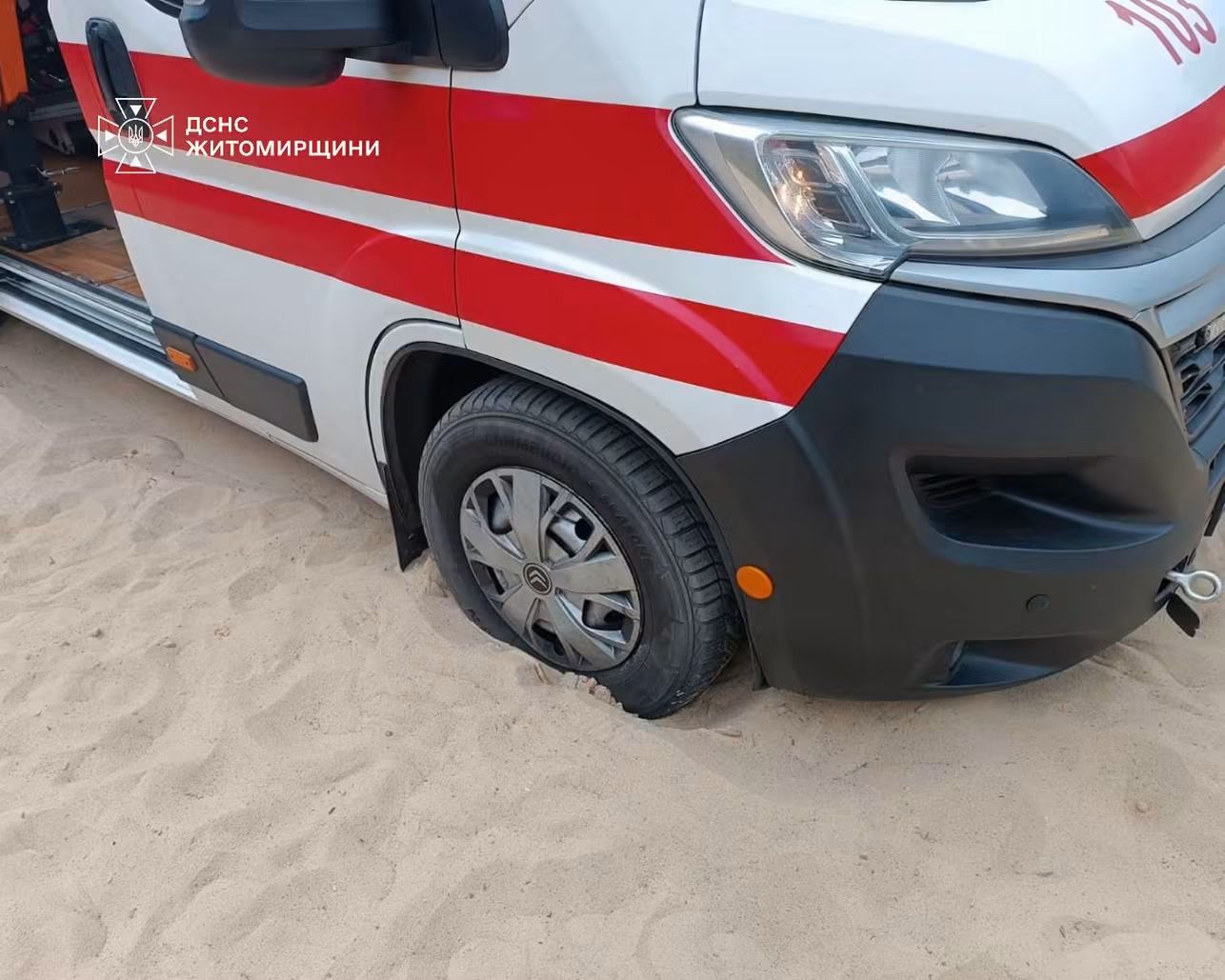 Житомир: “Швидка” в піску, поки рятували потопельника