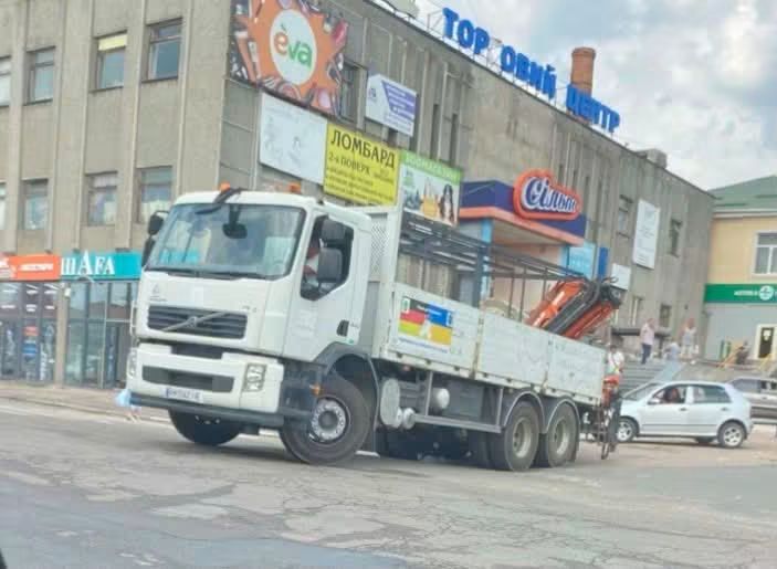 Гуманітарна вантажівка в Радомишлі: помічена на будівництві приватного об'єкта.