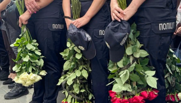 У Житомирі прощаються з трьома поліцейськими, загиблими від російського удару.