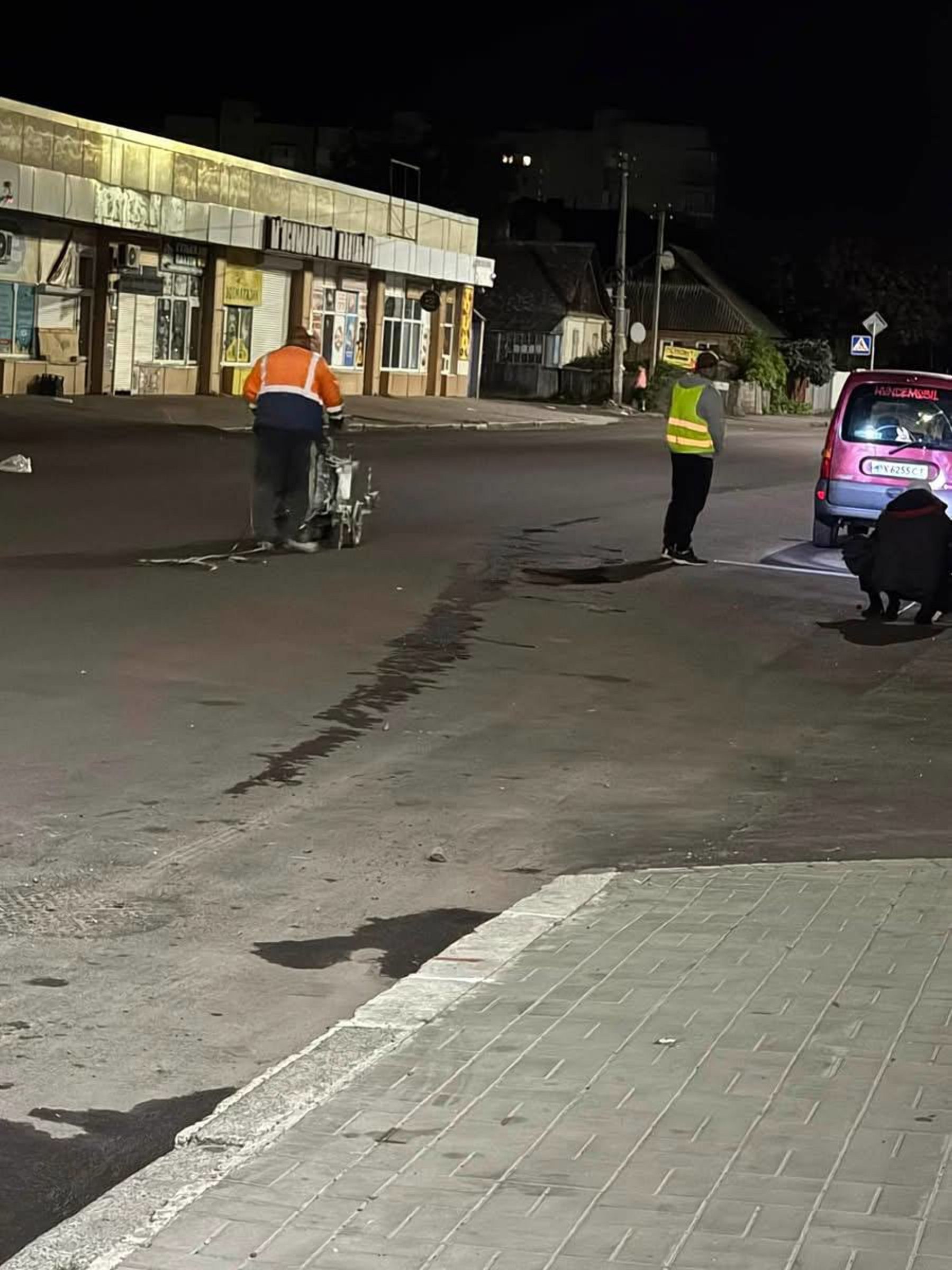 Розмітка Домбровського вночі: хто відповість за нові дорожні "архітектурні" рішення?