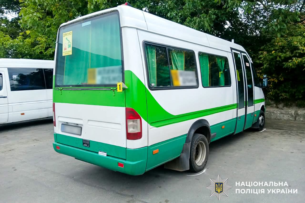 Збив пішохідку, здавши назад: ДТП на автостанції Дубна.