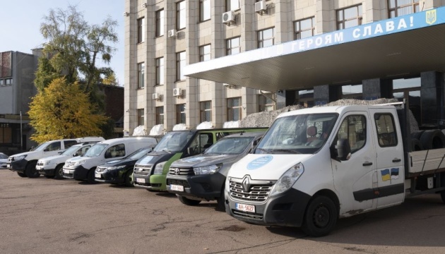 Естонські волонтери передали Силам оборони України 13 авто в Житомирі.