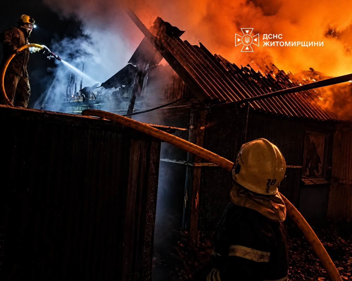 На Звягельщині будинок охопило полум'я, вогнеборці вчасно запобігли поширенню вогню всередину оселі.