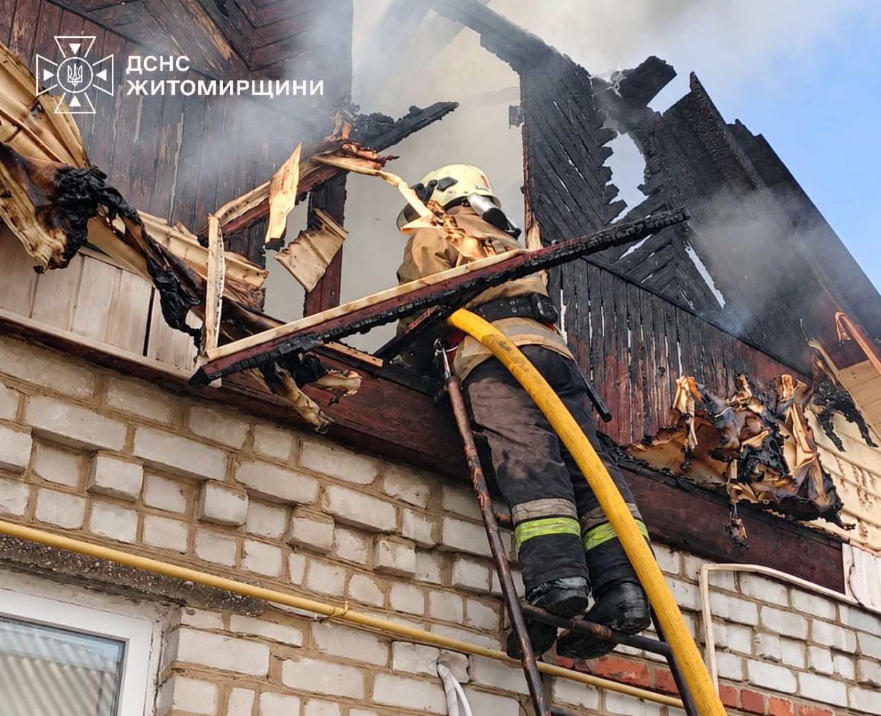 Рятувальники у Радомишлі: Житловий будинок врятовано від вогню!