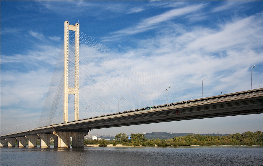 Транспорт між лівим і правим берегом Києва: як перетинати Дніпро сьогодні.